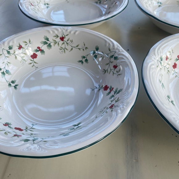 Pfaltzgraff Winterberry Large Rim Soup Bowl Set of 4 LIKE NEW!!! - Picture 2 of 9